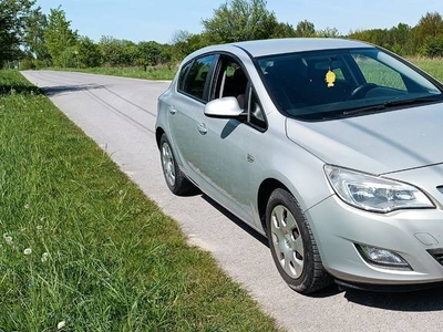 Opel Astra J 2010 rok 1.6 16 V benzyna