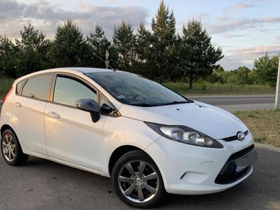 Ford Fiesta piękny biały samochodzik