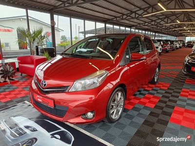 TOYOTA YARIS 1.3 Benz. 2011 r. Tylko 28 tyś km Kolor NAVI Kamera PANORAMA