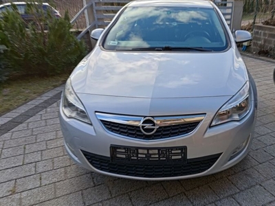 Opel Astra J hatchback 1.6 16V 115 KM