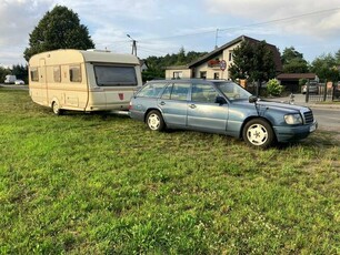 Niebieski Mercedes-Benz Kombi