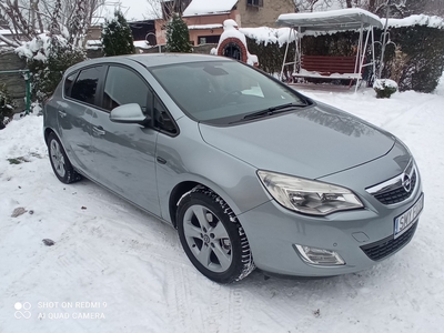 Opel Astra J rok 2010 Klima