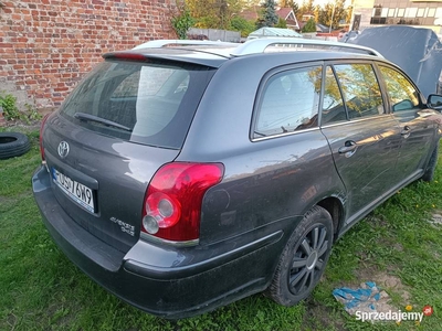 Toyota Avensis uszkodzona