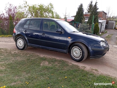 Vw Golf IV 1.6benzyna, 207 tyś km hak, opłaty na rok