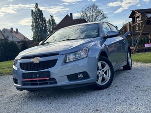 CHEVROLET CRUZE sedan (limuzyna)