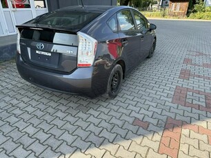 Toyota Prius 1.8 hybryda, lekko uszkodzony.