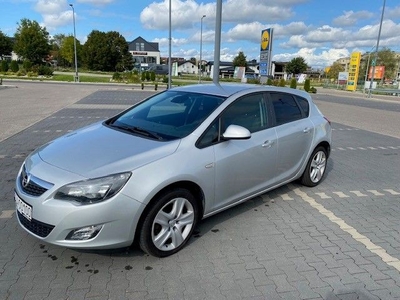 Opel Astra J z bagażnikiem rowerowym