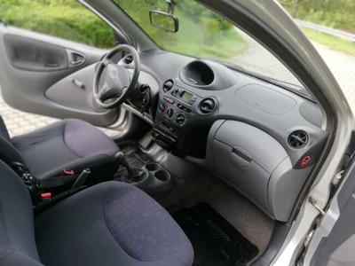 toyota yaris 2002r 1.obenz, na łancuszku ,wygłada ładnie