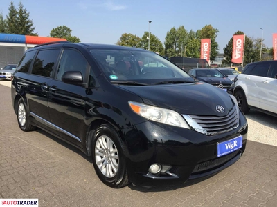 Toyota Sienna 3.5 benzyna 266 KM 2015r. (Przeźmierowo)