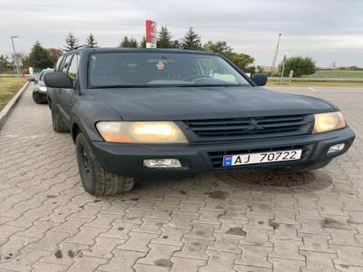 Mitsubishi Pajero wagon terenowe SUV 4x4