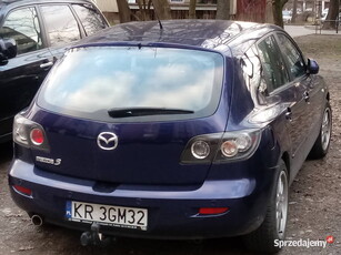 Mazda-3, z bogatym wyposażeniem i niskim przebiegiem.