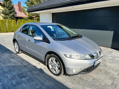 Honda Civic VIII Hatchback 3d 1.8 i-VTEC 140KM 2009