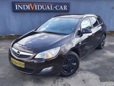 Opel Astra J Sports Tourer 1.4 Turbo ECOTEC 140KM 2011