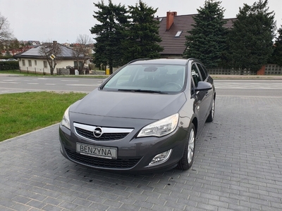 Opel Astra J Sports Tourer 1.4 Turbo ECOTEC 140KM 2012