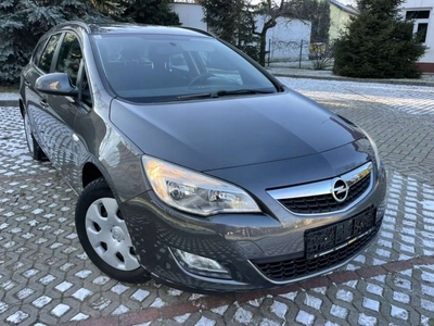 Opel Astra J Sports Tourer 1.4 Twinport ECOTEC 100KM 2011