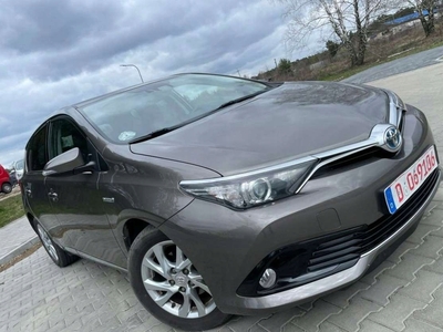 Toyota Auris II Hatchback 5d Facelifting 1.8 Hybrid 136KM 2016