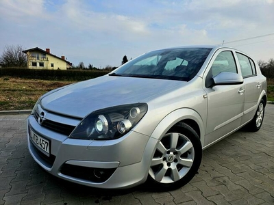 Opel Astra 1.8 benz. Xenon, czujniki PDC, hak, sprowadzona