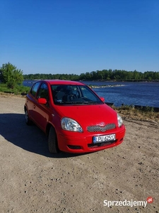 Toyota yaris 1.3 2003 czerwona 5 drzwiowa