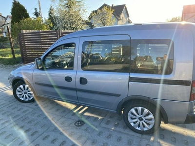 Opel Combo Hak, 2 drzwi suwane, klimatyzacja OK, opony wielosezonowe, 5 miejsc