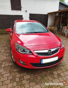 Opel Astra Sport Tourer r. 2011