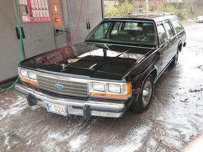 Ford Crown Victoria / Country Squire