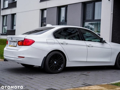 BMW Seria 3 328i xDrive Sport-Aut Luxury Line