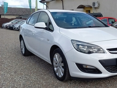 Opel Astra J Sedan 1.6 Twinport ECOTEC 115KM 2017