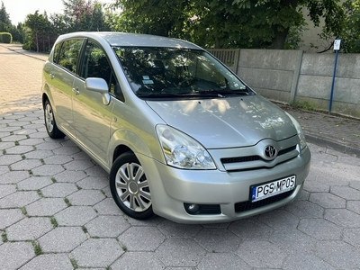 Toyota Corolla Verso E120 2.2 D-4D 136KM 2006