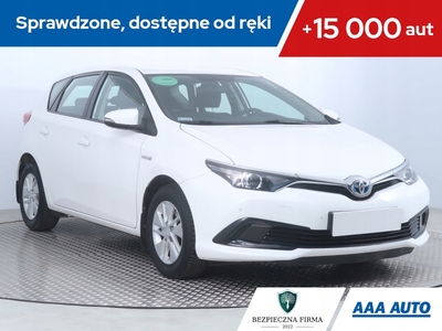 Toyota Auris II Touring Sports Facelifting 1.8 Hybrid 136KM 2016