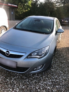 Opel Astra J Hatchback 5d 1.4 Turbo ECOTEC 140KM 2011