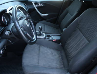 Opel Astra 2010 1.6 16V 131870km ABS klimatyzacja manualna