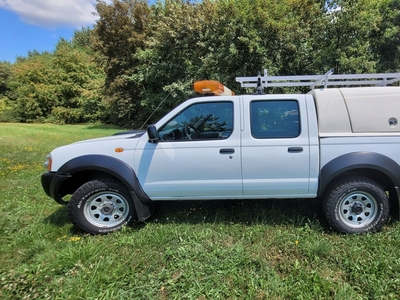 Nissan NP300 2.5D 130KM belka świetlna, hak, wciągarka 6000 kg, napęd 4x4+redukto