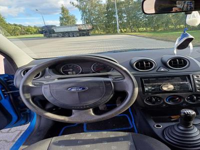 Niebieski Ford Fiesta MK6