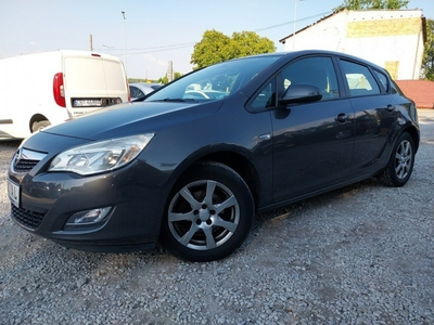 Opel Astra J Grzane Fotele Czujniki Parkowania Turbo 140 Ps