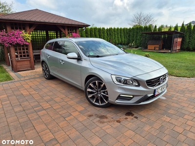 Volvo V60 D6 AWD Plug-in Hybrid R-Design Momentum