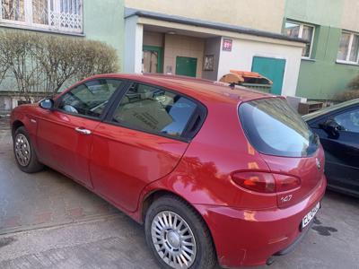 Alfa Romeo 147 czerwona Hatchback