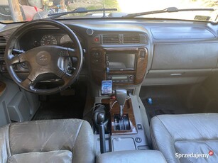 Nissan patrol y61 z namiotem na dach