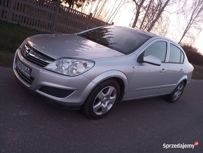 Opel Astra H 1.6 benzyna sedan