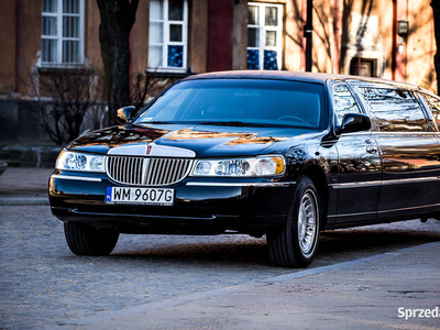 Lincoln Town Car Stretch Limo 100 Inch przebudowana w Da Bryan Coach