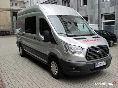 Samochód ciężarowy marki Ford Transit.