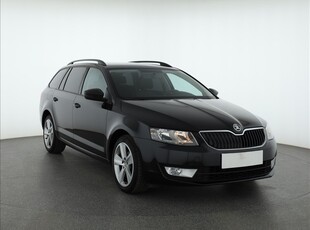 Skoda Octavia III , Salon Polska, Klima, Parktronic, Podgrzewane siedzienia