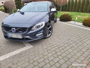 Volvo V60 2015r w wersji SUMMUM z pakietem R-design D4 z silnikiem 163 5cyl