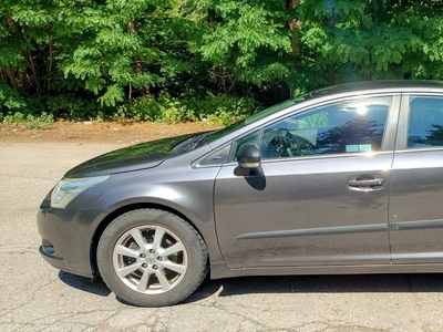 Toyota Avensis III sedan, 2011, benzyna, drugi właściciel, z salonu