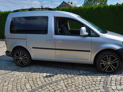 Volkswagen caddy srebrny 2015 1-6-tdi 130 koni mechanicznych