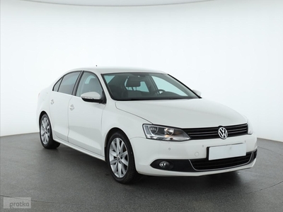 Volkswagen Jetta VI , Salon Polska, Skóra, Klimatronic, Tempomat, Parktronic,