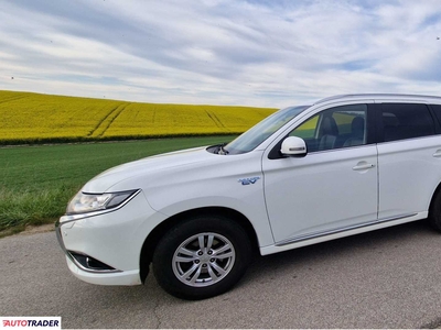 Mitsubishi Outlander 2.0 hybrydowy 121 KM 2016r. (wrocławskie)