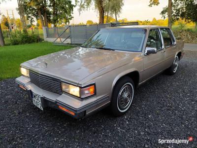 Cadillac Sedan Deville 4.5 V8 na żółtych.