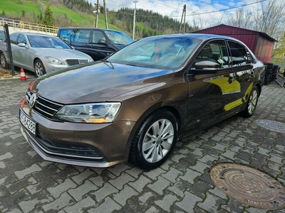 Volkswagen Jetta Atrakcyjny kolor i mały przebieg