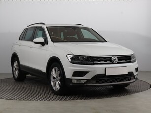 Volkswagen Tiguan , Salon Polska, Serwis ASO, VAT 23%, Navi, Klimatronic,