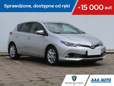 Toyota Auris II Hatchback 5d Facelifting 1.8 Hybrid 136KM 2015